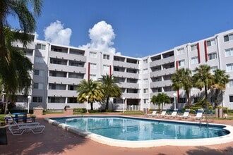 Suncoast Place Apartments in North Miami Beach, FL - Foto de edificio - Building Photo