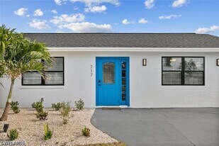 717 95th Ave N in Naples, FL - Building Photo