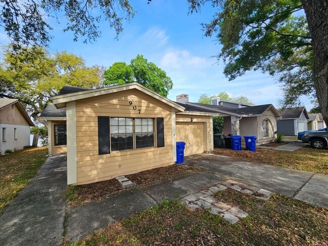 907 Buttercup Dr in Lakeland, FL - Building Photo - Building Photo