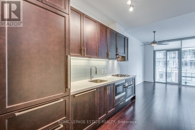 39 Queens Quay E in Toronto, ON - Building Photo - Building Photo