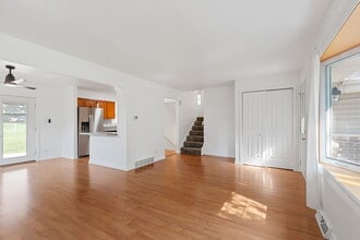 630 Kenilworth Ave in South Elgin, IL - Foto de edificio - Building Photo