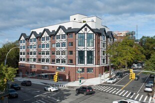 241-15 Northern Blvd in Queens, NY - Building Photo