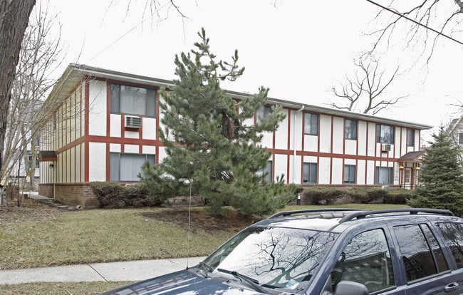 2310 E Webster Pl in Milwaukee, WI - Building Photo - Building Photo