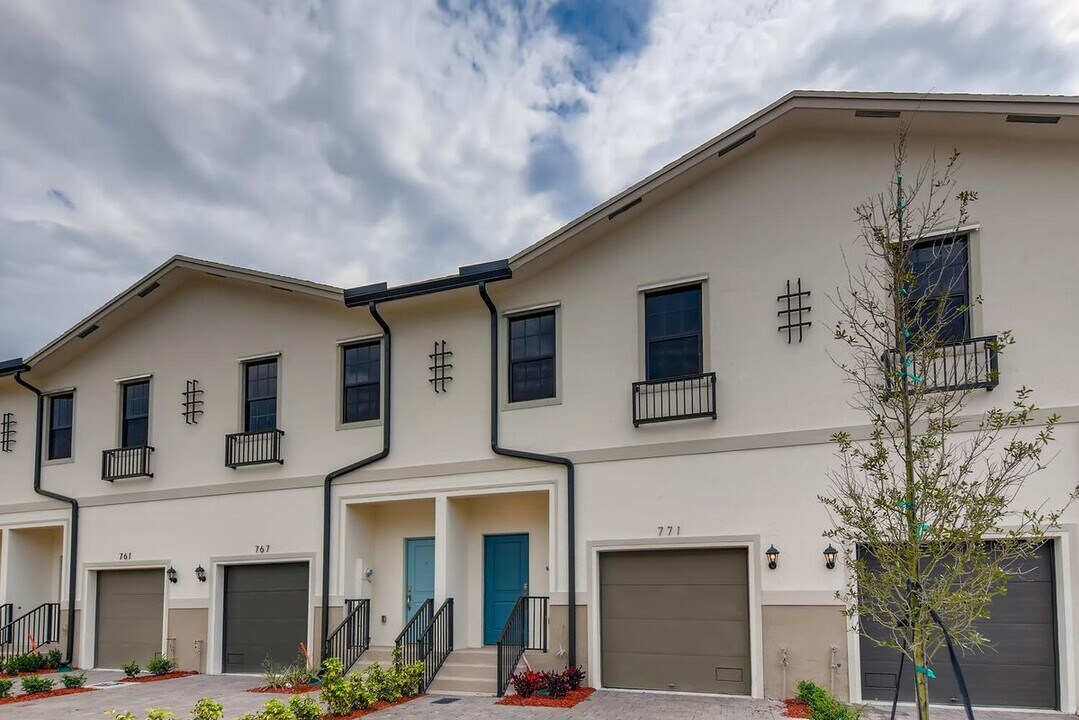 1116 SW 7th Ct in Florida City, FL - Foto de edificio