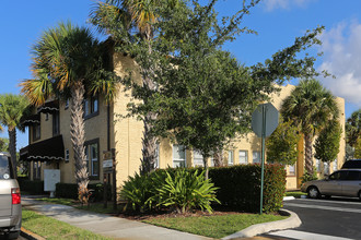 Wenonah Place in West Palm Beach, FL - Building Photo - Building Photo