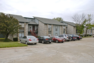 Creekview Village Apartment in Garland, TX - Foto de edificio - Building Photo