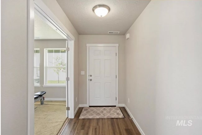 765 SW Huebert St in Mountain Home, ID - Foto de edificio - Building Photo