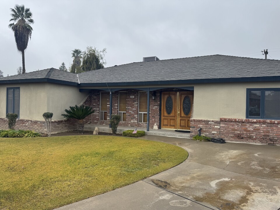 15422 W C St in Kerman, CA - Building Photo