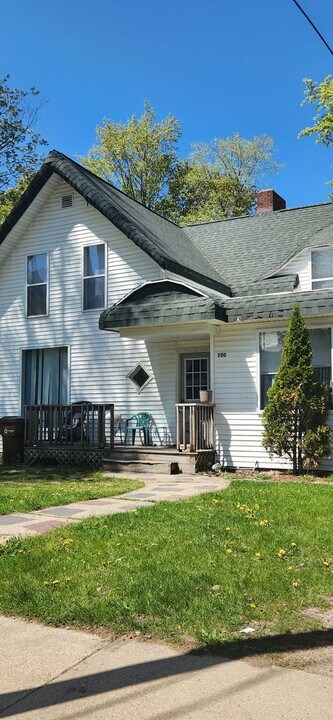 200 Woodward Ave in Big Rapids, MI - Building Photo