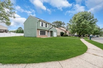 101 Bristlecone Dr in Howell, NJ - Building Photo - Building Photo