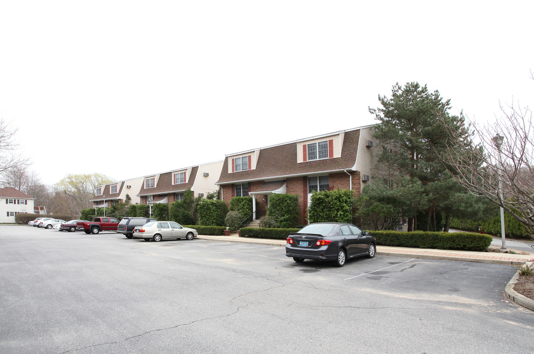 Manitock in Waterford, CT - Foto de edificio