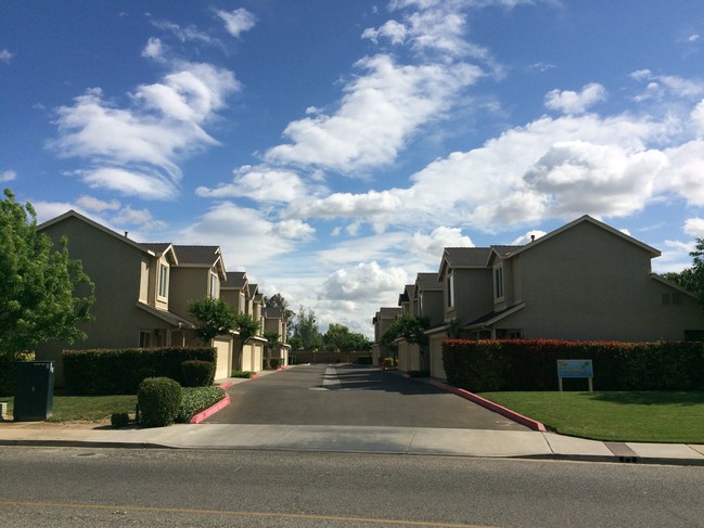 105 Palm Park Way in Chowchilla, CA - Foto de edificio - Building Photo