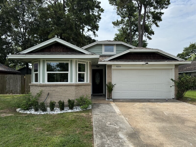 8226 Greens Rd in Humble, TX - Building Photo