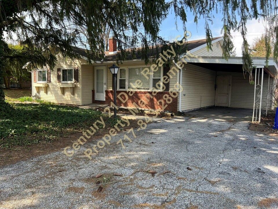 324 Maywood Rd in East York, PA - Building Photo