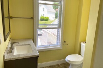 25 6th St, Unit 25B in Dover, NH - Foto de edificio - Building Photo