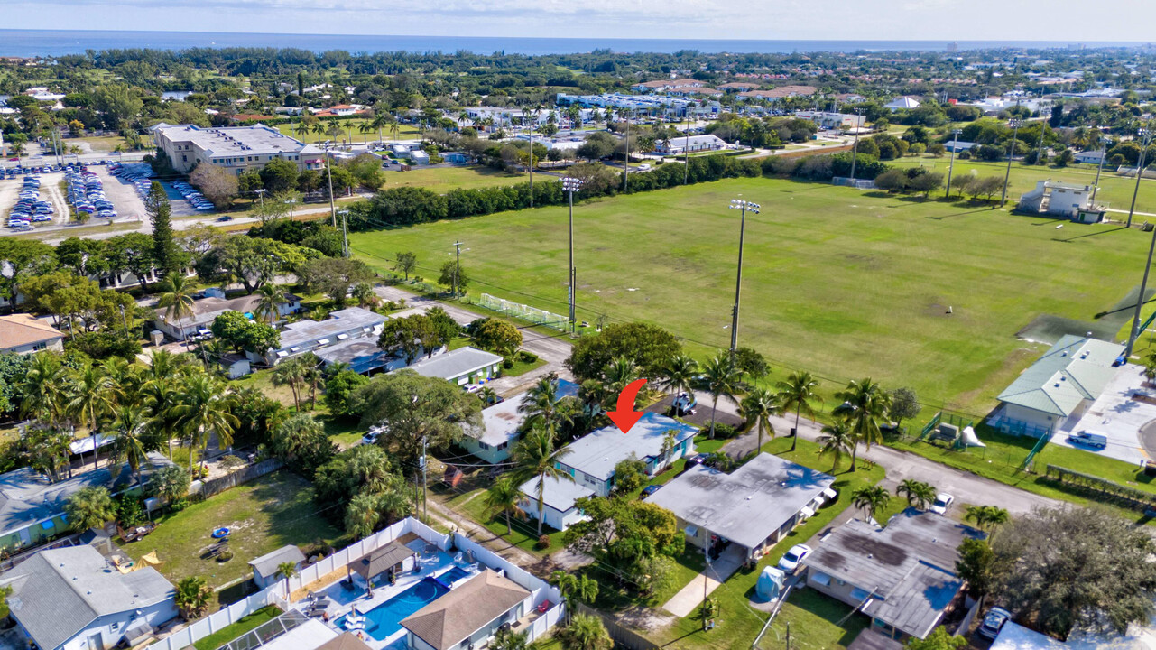 323 De Carie St in Delray Beach, FL - Foto de edificio