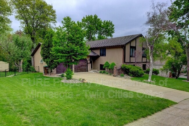 10025 Beard Ave S in Minneapolis, MN - Building Photo - Building Photo