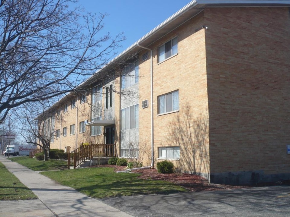 The Elmhurst Apartments in Lansing, MI - Foto de edificio