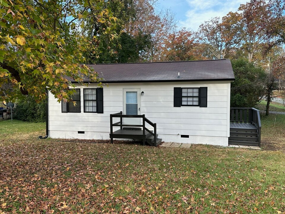 500 Alamance Rd in Burlington, NC - Foto de edificio