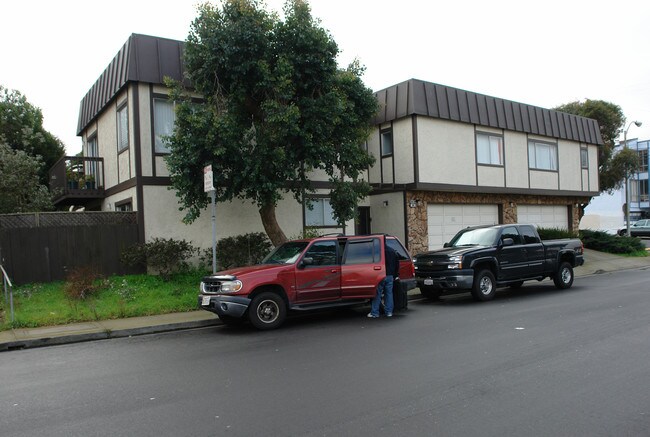 220-240 Byrne St in Daly City, CA - Building Photo - Building Photo