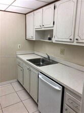 14201 N Kendall Dr in Miami, FL - Building Photo - Building Photo
