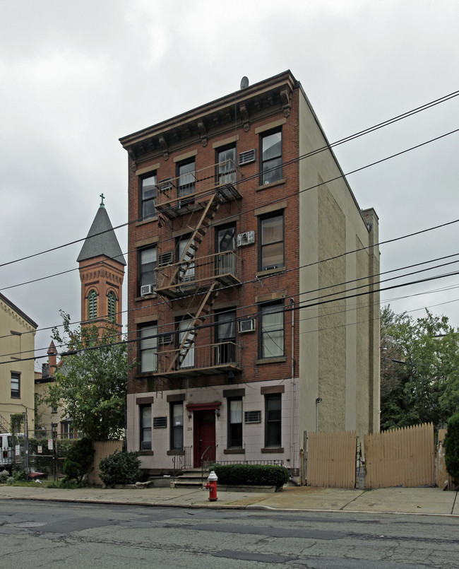 209-211 16th St in Jersey City, NJ - Building Photo - Building Photo