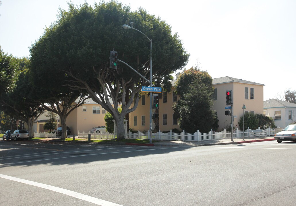 1352 Ocean Park Blvd in Santa Monica, CA - Foto de edificio
