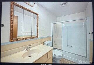 4233 S 252nd Pl in Kent, WA - Foto de edificio - Building Photo