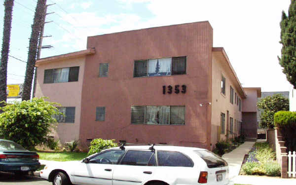 1353 S Dunsmuir Ave in Los Angeles, CA - Building Photo