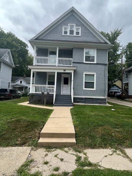 327 S Gardiner Ave-Unit -327 S. Gardiner #1 in Rockford, IL - Building Photo