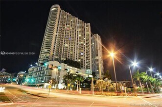 350 S Miami Ave in Miami, FL - Building Photo - Building Photo