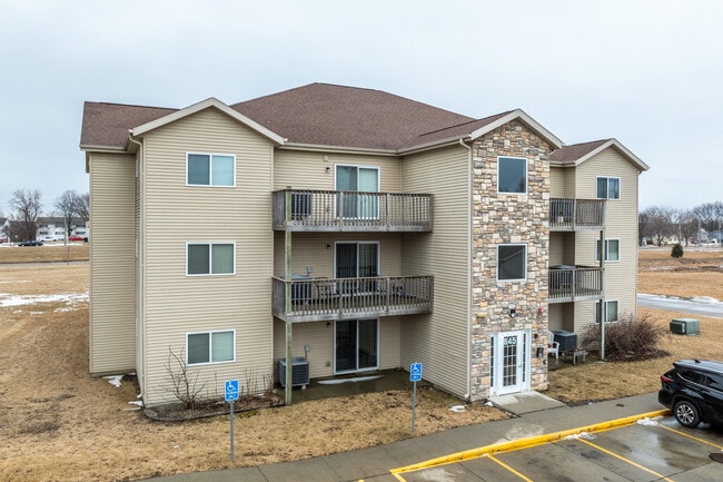 Kinsale Condominiums in Waterloo, IA - Building Photo - Building Photo