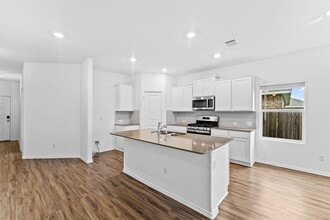 129 Escondido Cir in San Marcos, TX - Foto de edificio - Building Photo