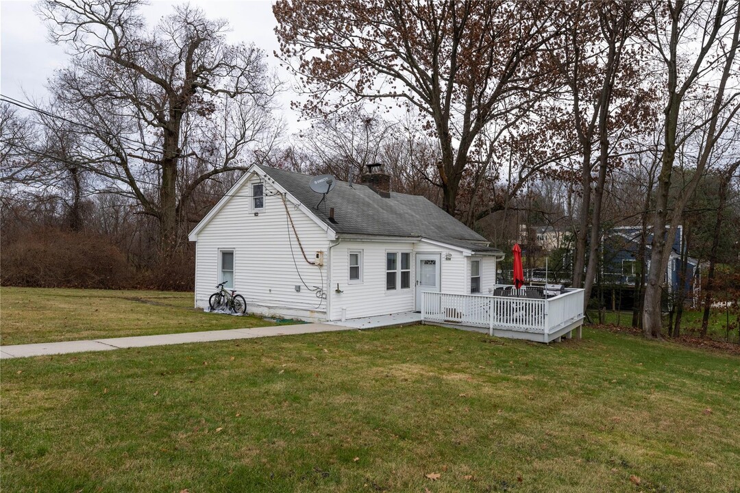 128 Mahopac Ave in Granite Springs, NY - Foto de edificio