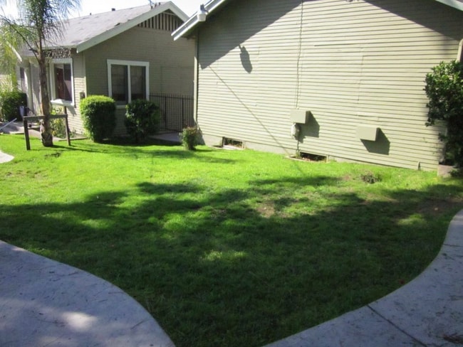 2115 N Raymond Ave, Unit 2113 in Altadena, CA - Foto de edificio - Building Photo