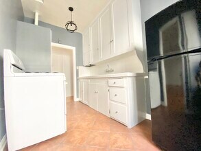 351 N Sierra Bonita Ave in Los Angeles, CA - Building Photo - Building Photo