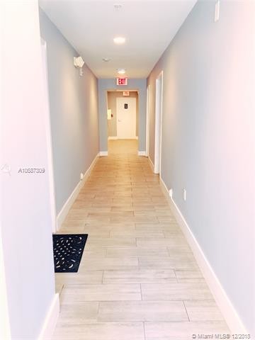 425 NE 30th St-Unit -301 in Miami, FL - Building Photo