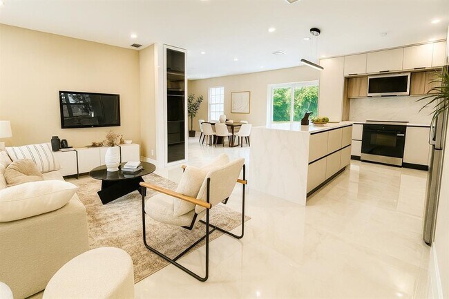 1399 NE 38th St in Oakland Park, FL - Foto de edificio - Building Photo