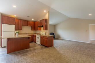 Waterford Luxury Apartments & Villas in Sheffield Village, OH - Building Photo - Interior Photo