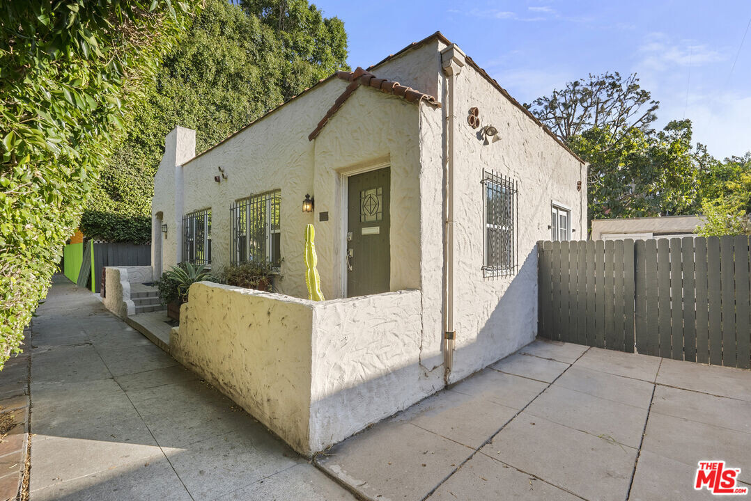 7560 Willoughby Ave in Los Angeles, CA - Building Photo