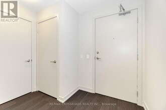 555 William Graham Dr in Aurora, ON - Building Photo - Building Photo