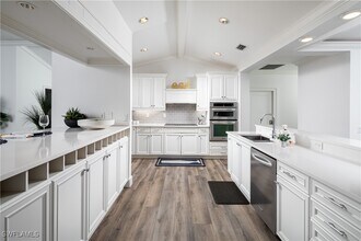 420 Palm Cir E in Naples, FL - Building Photo - Building Photo