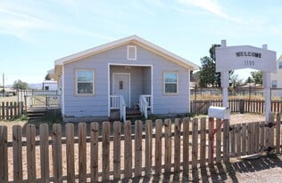1100 W Stockton Ave in Alpine, TX - Building Photo