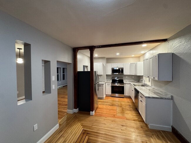 70 Edwards St, Unit 1 in Fitchburg, MA - Building Photo - Building Photo
