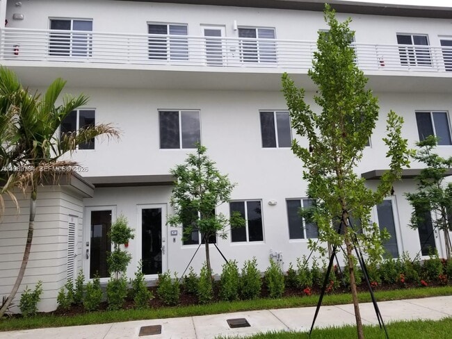 6425 NW 103rd Pl in Doral, FL - Foto de edificio - Building Photo