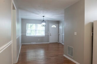 103 Robleigh Dr in Hendersonville, NC - Foto de edificio - Building Photo