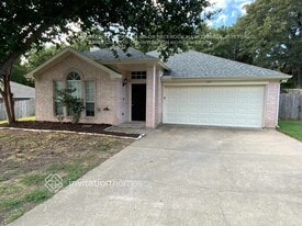 333 Sweetwater Dr in Weatherford, TX - Building Photo