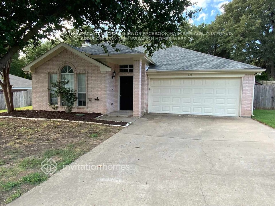 333 Sweetwater Dr in Weatherford, TX - Foto de edificio