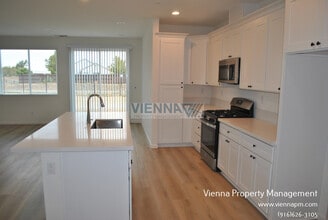 513 Fox Hunt Wy in Rio Linda, CA - Building Photo - Building Photo