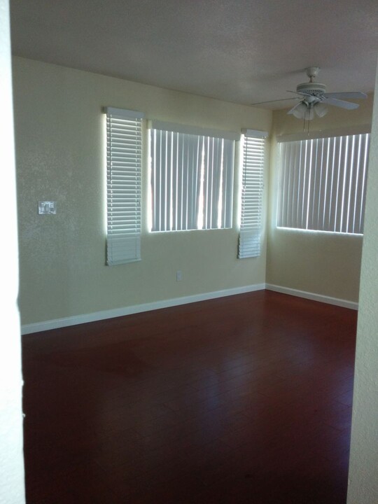 2253-2255 W Dunlop St in San Diego, CA - Foto de edificio